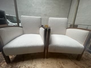 Deux fauteuils blancs