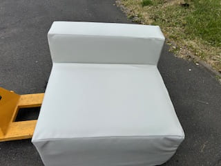 Deux fauteuils blancs