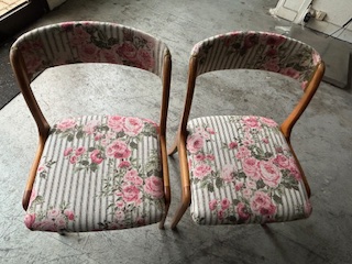 Deux fauteuils blancs